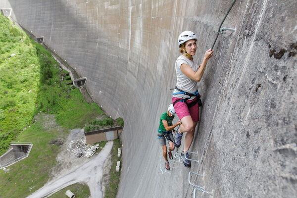 Kletterin am Klettersteig der Schlegeis-Staumauer
