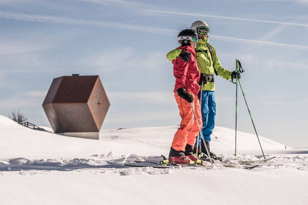 Skifahrer vor einer Berghütte in den Zillertaler Alpen