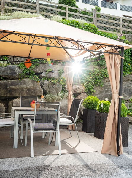 Überdachter Sitzplatz auf der Terrasse von Moni’s Apartment