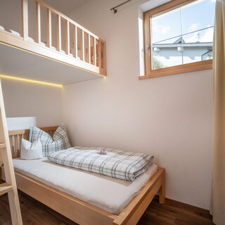 Zweites Schlafzimmer mit Etagenbett und Flachbild-TV