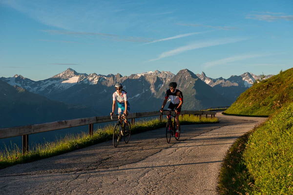 Rennradfahrer auf einer Panoramastraße im Zillertal