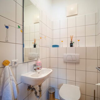 Separates WC mit Waschbecken in Moni’s Apartment