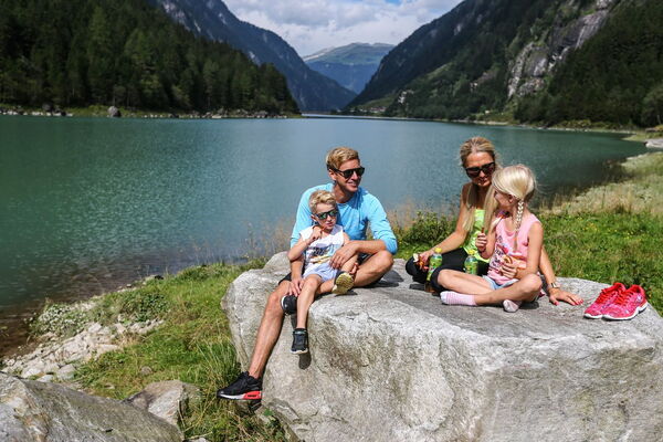Familie bei einer Rast an einem Bergsee im Zillertal