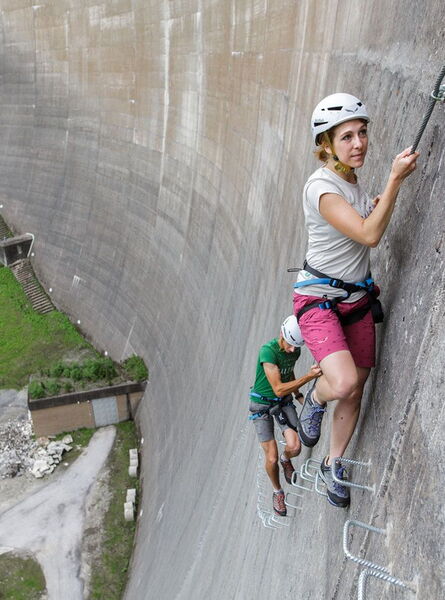 Kletterin am Klettersteig der Schlegeis-Staumauer