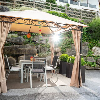 Private Gartenlaube von Moni’s Apartment mit Sitzplatz