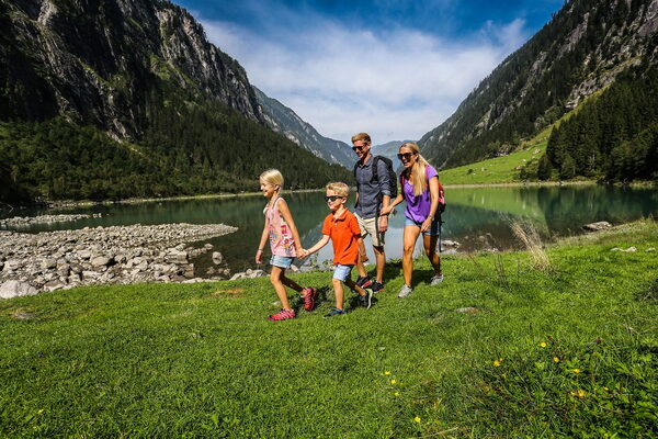 Familie beim Wandern an einem Bergsee im Zillertal