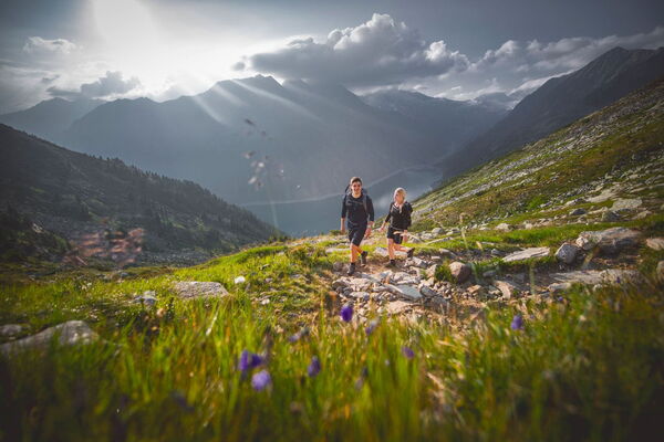 Wanderer auf einem Höhenweg in den Zillertaler Alpen