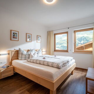Schlafzimmer mit Doppelbett, Bergblick und Flachbild-TV