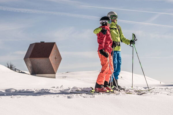 Skifahrer vor einer Berghütte in den Zillertaler Alpen