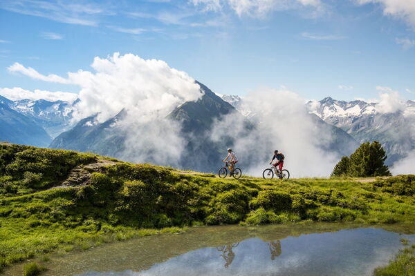 Mountainbiker auf einem Panoramaweg im Zillertal