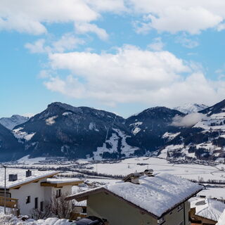 Verschneiter Ausblick von Moni’s Apartment über das Zillertal