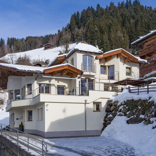 Moni’s Apartment im Schnee oberhalb von Ramsau im Zillertal