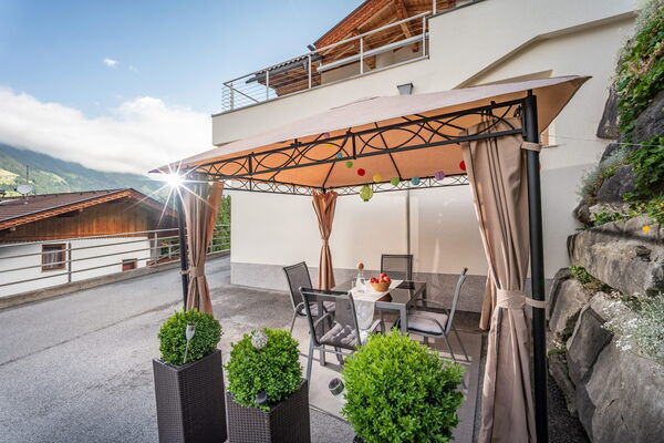 Private Gartenlaube mit Sitzplatz und Ausblick ins Zillertal
